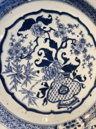 Trois plats, un bol, une th&eacute;i&egrave;re et un zhadou en porcelaine de Chine famille rose et en bleu et blanc,  18/19&egrave;me