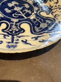 Six pi&egrave;ces en porcelaine de Chine en bleu et blanc, c&eacute;ladon et famille rose, 19/20&egrave;me