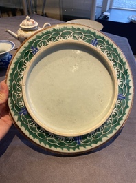 Trois plats, un bol, une th&eacute;i&egrave;re et un zhadou en porcelaine de Chine famille rose et en bleu et blanc,  18/19&egrave;me