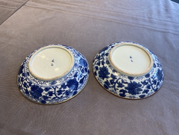 Paire d'assiettes en porcelaine de Chine 'Bleu de Hue' pour le Vietnam, marque Ngoạn ngọc 玩玉, 19&egrave;me