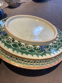 Three Chinese blue, white and famille rose dishes, a bowl, a teapot and a zhadou, 18/19th C.