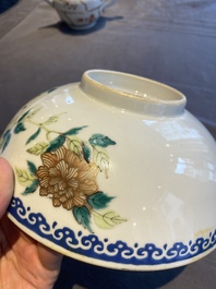 Drie Chinese blauw-witte en famille rose schotels, een theepot, een kom en een zhadou, 18/19e eeuw