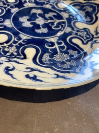 Six pi&egrave;ces en porcelaine de Chine en bleu et blanc, c&eacute;ladon et famille rose, 19/20&egrave;me