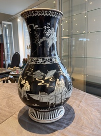 Vase en porcelaine de Chine famille noire &agrave; d&eacute;cor en grisaille et rouge de fer, 19&egrave;me