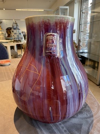Vase de forme 'hu' en porcelaine de Chine &agrave; &eacute;mail flamb&eacute; restaur&eacute; de fa&ccedil;on kintsugi, marque de Qianlong, 20&egrave;me
