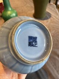 Vase de forme bouteille en porcelaine de Chine &agrave; &eacute;mail en bleu de lavande monochrome, marque de Yongzheng, R&eacute;publique