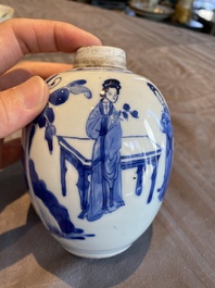 Jarre &agrave; d&eacute;cor de 'Longues dames' en porcelaine de Chine en bleu et blanc, Kangxi