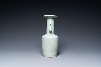 Un vase de type 'kinuta' en porcelaine de Chine c&eacute;ladon de Longquan, Song du Sud