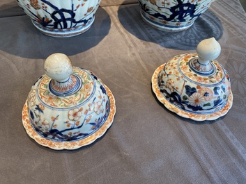 Paire de vases couverts en porcelaine Imari de Japon, Edo, 17/18&egrave;me