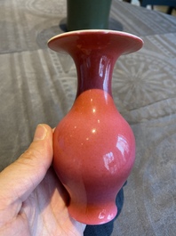 Petit vase en porcelaine de Chine &agrave; &eacute;mail en rouge rubis monochrome, 19&egrave;me