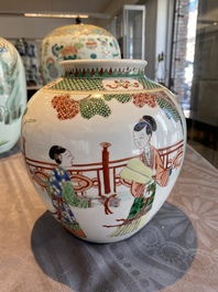 Trois vases en porcelaine de Chine famille rose, deux en famille verte et un plat, 19/20&egrave;me