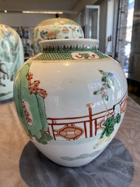 Trois vases en porcelaine de Chine famille rose, deux en famille verte et un plat, 19/20&egrave;me