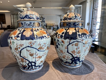 Een paar Japanse Imari dekselvazen, Edo, 17/18e eeuw