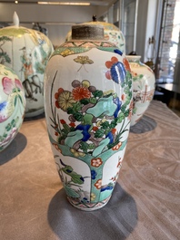 Trois vases en porcelaine de Chine famille rose, deux en famille verte et un plat, 19/20&egrave;me