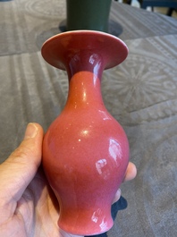 Petit vase en porcelaine de Chine &agrave; &eacute;mail en rouge rubis monochrome, 19&egrave;me