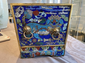 Een rechthoekige Chinese cloisonn&eacute; wierookbrander met deksel, Qing