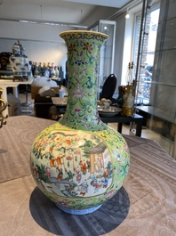 Vase de forme bouteille en porcelaine de Chine famille rose &agrave; fond vert de limon, marque et &eacute;poque de Jiaqing