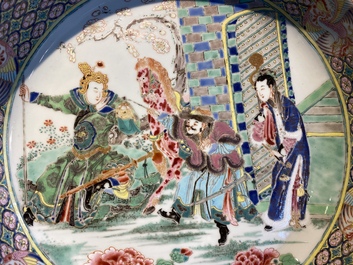 Rare grand plat profond en porcelaine de Chine famille rose &agrave; d&eacute;cor figuratif, Yongzheng