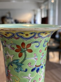 Vase de forme bouteille en porcelaine de Chine famille rose &agrave; fond vert de limon, marque et &eacute;poque de Jiaqing
