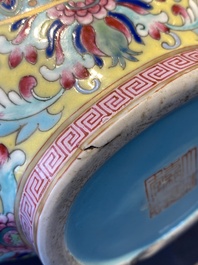 Een Chinese famille rose 'bianhu' vaas, Jiaqing merk, Republiek
