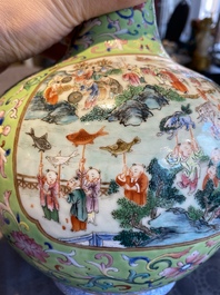 Vase de forme bouteille en porcelaine de Chine famille rose &agrave; fond vert de limon, marque et &eacute;poque de Jiaqing