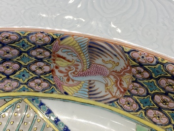 Rare grand plat profond en porcelaine de Chine famille rose &agrave; d&eacute;cor figuratif, Yongzheng