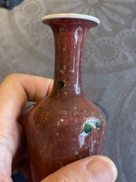 Paire de vases en porcelaine de Chine &agrave; &eacute;mail dit 'fleur de p&ecirc;che' sur socles en bois, marque de Kangxi, 19&egrave;me
