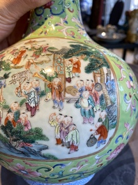 Vase de forme bouteille en porcelaine de Chine famille rose &agrave; fond vert de limon, marque et &eacute;poque de Jiaqing