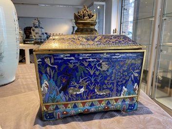 Een rechthoekige Chinese cloisonn&eacute; wierookbrander met deksel, Qing