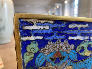 Een rechthoekige Chinese cloisonn&eacute; wierookbrander met deksel, Qing