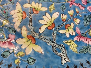 Een grote Chinese schotel in Canton email met floraal decor, Qianlong