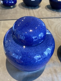 Une paire de pots couverts et trois br&ucirc;le-parfums en porcelaine de Chine en bleu monochrome, 19/20&egrave;me