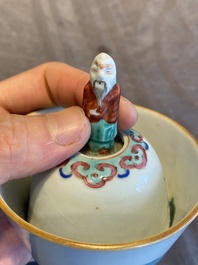 Tasse &agrave; figure centrale amovible en porcelaine de Chine famille rose, 19&egrave;me