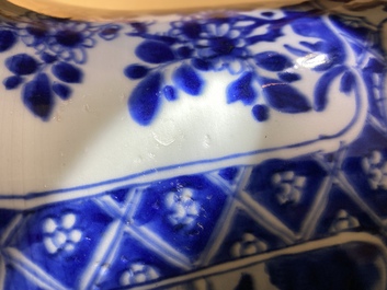 Een groot driedelig Chinees blauw-wit kaststel, Kangxi