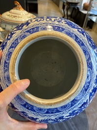 Een Chinese blauw-witte pot met lotusslingers, 19e eeuw