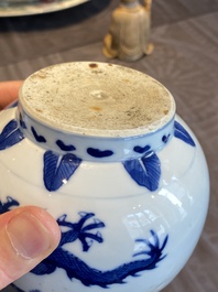 Een Chinese blauw-witte flesvormige 'draken' vaas, Jiajing merk, 19/20e eeuw