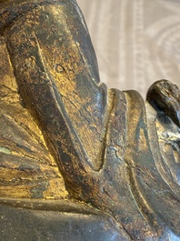 Een Chinese vergulde bronzen Boeddha zittend op een rots, Ming