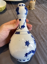 Vase de forme bouteille en porcelaine de Chine en bleu et blanc &agrave; d&eacute;cor de dragons, marque de Jiajing, 19/20&egrave;me