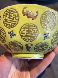 Bol en porcelaine de Chine &agrave; d&eacute;cor de chauves-souris et de caract&egrave;res Shou sur fond jaune, marque de Guangxu, R&eacute;publique