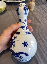 Vase de forme bouteille en porcelaine de Chine en bleu et blanc &agrave; d&eacute;cor de dragons, marque de Jiajing, 19/20&egrave;me