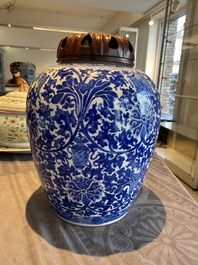 Pot en porcelaine de Chine en bleu et blanc &agrave; d&eacute;cor de rinceaux de lotus, 19&egrave;me