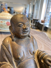 Een Chinese vergulde bronzen Boeddha zittend op een rots, Ming