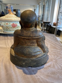 Statue de Bouddha assis sur un rocher en bronze dor&eacute;, Chine, Ming