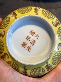 Bol en porcelaine de Chine &agrave; d&eacute;cor de chauves-souris et de caract&egrave;res Shou sur fond jaune, marque de Guangxu, R&eacute;publique