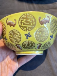 Een Chinese kom met vleermuizen en Shou-karakters op gele fondkleur, Guangxu merk, Republiek
