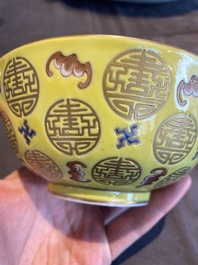 Een Chinese kom met vleermuizen en Shou-karakters op gele fondkleur, Guangxu merk, Republiek