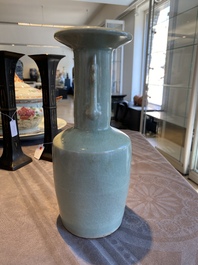 Un vase de type 'kinuta' en porcelaine de Chine c&eacute;ladon de Longquan, Song du Sud