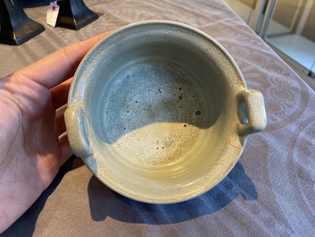 Een Chinese celadon-geglazuurde driepotige wierookbrander met kintsugi herstelling, Song