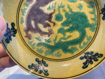 Une coupe et une paire de tasses &agrave; vin en porcelaine de Chine &agrave; d&eacute;cor de dragons, 19/20&egrave;me