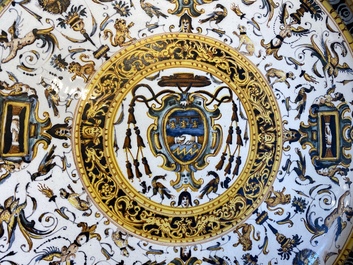 Grand plat en majolique italienne aux armes du Cardinal Toschi, Deruta, dat&eacute; 1609